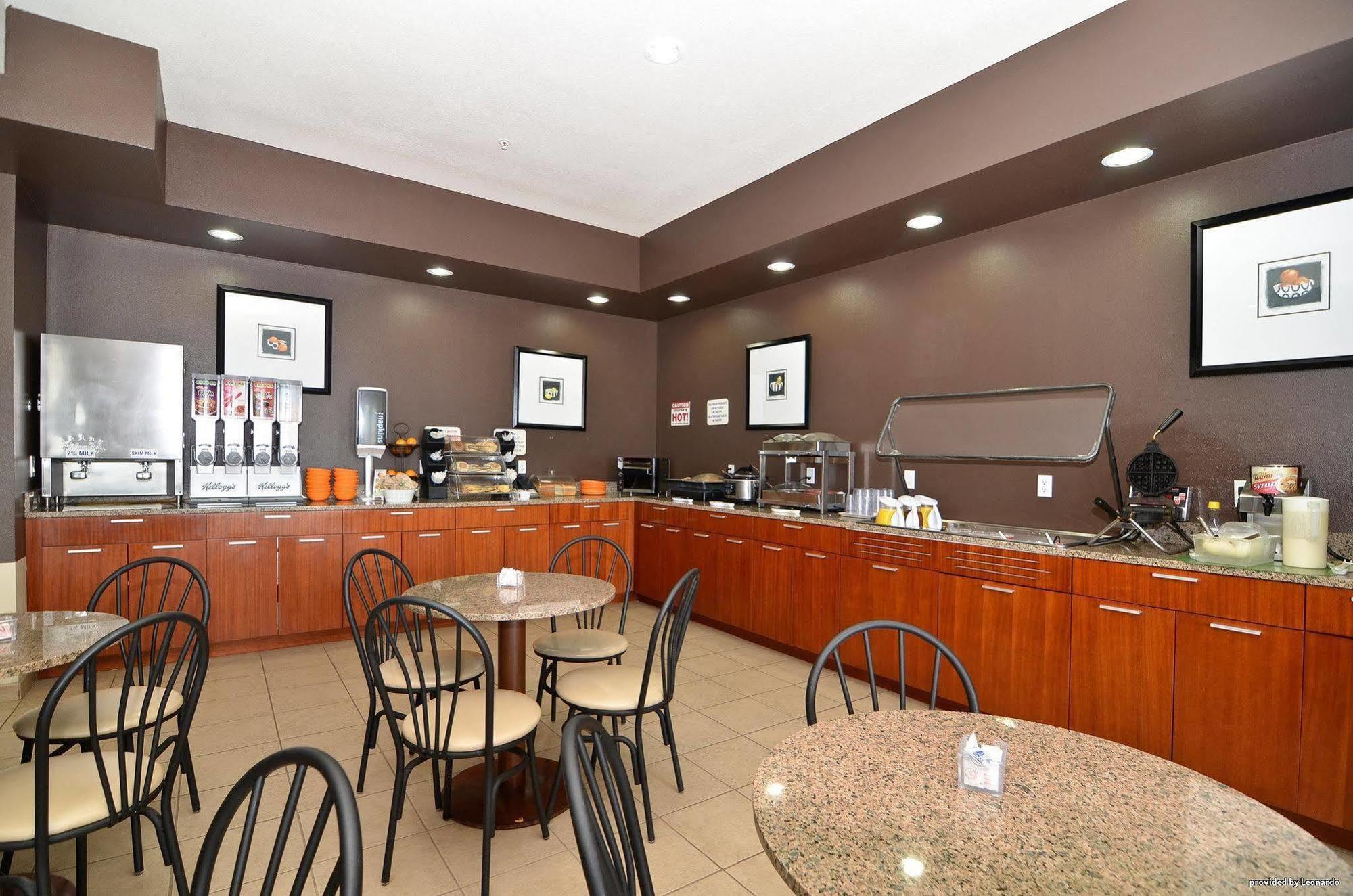 Best Western Plus Peppertree Inn At Оумак Екстериор снимка
